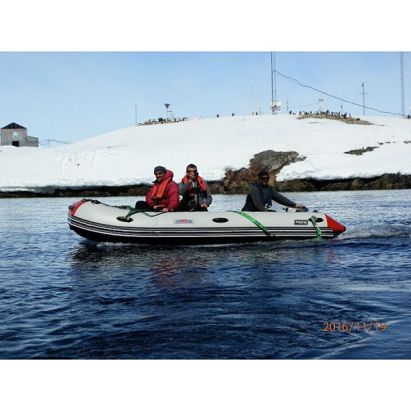 Aqua-Storm STK450 Evolution кільовий моторний моторний човен, фанерний пайол зі стрінгерами, пересувні сидіння Аква-Шторм СТК450 Еволюшн