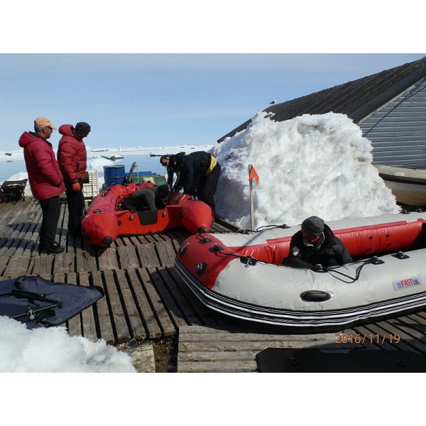 Aqua-Storm STK450 Evolution кільовий моторний моторний човен, фанерний пайол зі стрінгерами, пересувні сидіння Аква-Шторм СТК450 Еволюшн